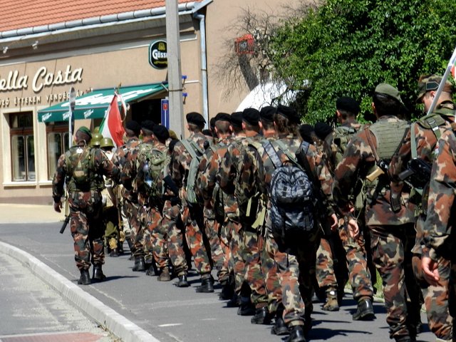 Emlékmenet a katonahősökért 2017 04